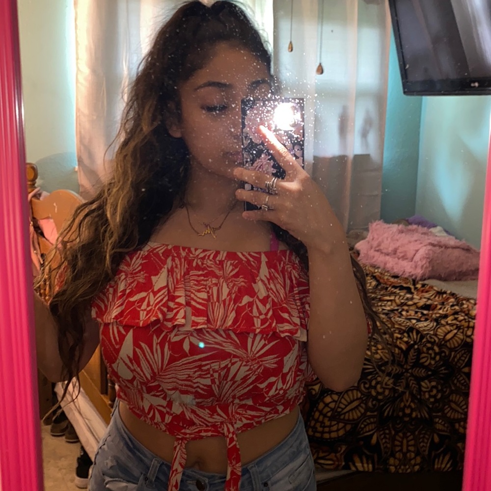 This is a cute crop shirt off the shoulder with size small color is red andwhite
